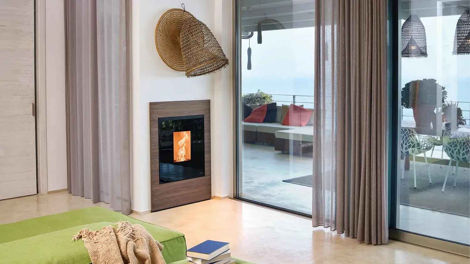 Poêle installé dans un intérieur chaleureux