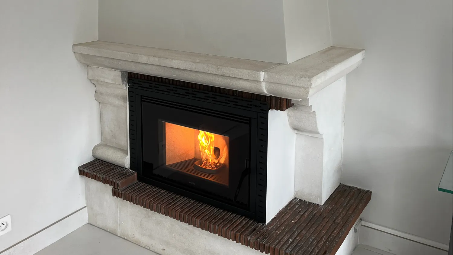 Poêle installé dans un intérieur chaleureux